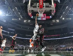 赛地聚焦——社区盾最后时刻热度飙升，多伦多猛龙复出首秀，赛场秩序良好，控场能力成焦点的简单介绍